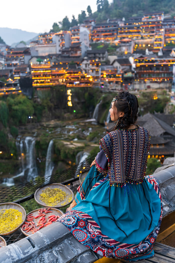 Mujer mirando la ciudad de lijiang