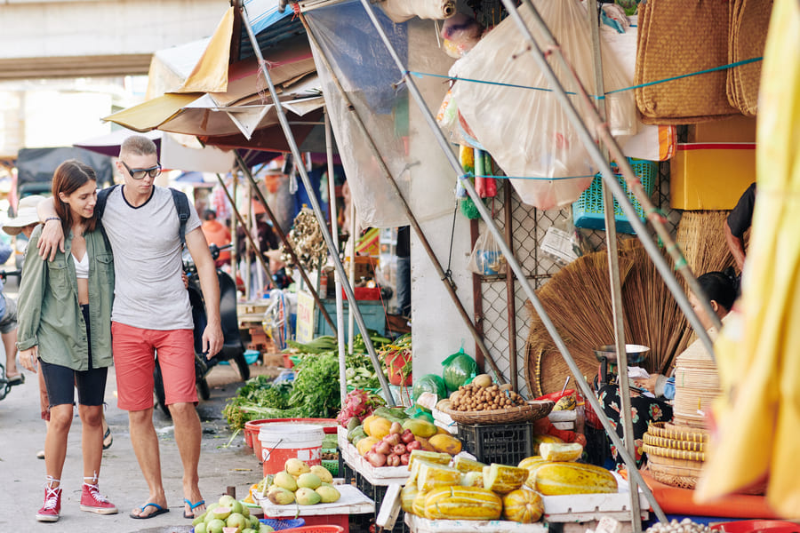 Turistas en el mercado